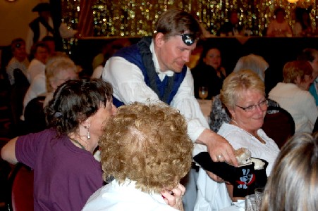 Thomas offer Lob to women in a hat