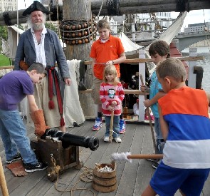 Cannon Display - Mark with kids 1