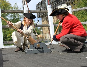 Danie and a Reiske load the gun