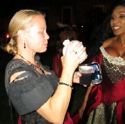 Wendy Tries the Kah Container