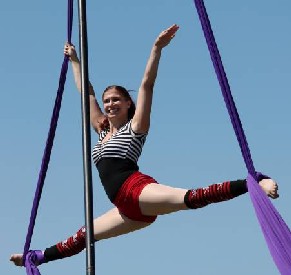 Sylvyr Fyre performing