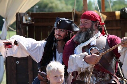 MA d'Dogge taking advice from Jack Sparrow