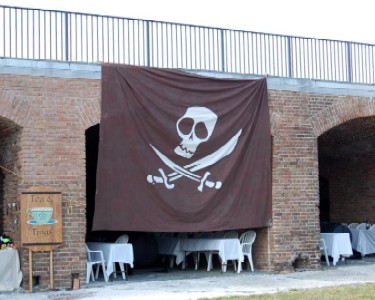 The Pyracy.com Flag on the fort wall